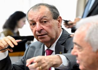 Omar Aziz apresenta relatório que mantém fim da escala 6×1 e jornada de 40 horas