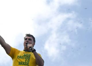 Flávio Bolsonaro evita detalhar financiamento de filme e promete respeitar resultado das eleições