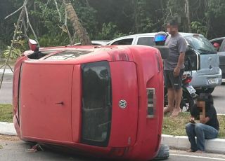 Carro capota após bater contra árvore na Avenida do Turismo, em Manaus