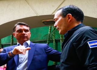Flávio Bolsonaro elogia modelo de segurança de Bukele e defende aumento de vagas em presídios