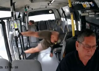 Vídeo flagra motociclista sendo lançado para dentro de ônibus após colisão na Colômbia. VEJA 