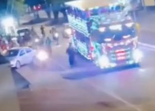 IMAGENS FORTES! Motociclista morre após acidente com 'Carreta da Alegria' em Rondônia. VEJA VÍDEOS