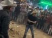 Homem com chapéu de cowboy vira ''lenda'' na internet após desviar de socos em briga durante show. VEJA VÍDEO