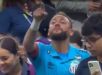 Neymar manda beijo, torcedor reclama e jogador provoca: 'É pra tua mulher'