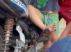 Criança de 4 anos fica ferida após ter o pé perfurado por pedal de moto no Amazonas. VEJA VÍDEO