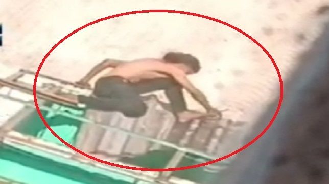  LADRÃO É FILMADO FURTANDO TELHAS DA COBERTURA DE RESIDÊNCIA EM PLENA LUZ DO DIA NO CENTRO DE MANAUS, ZONA SUL. VEJA VÍDEO