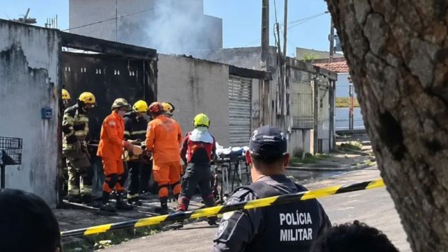 HOMEM FICA GRAVEMENTE QUEIMADO APÓS INCÊNDIO DESTRUIR CASA NO NOVA CIDADE, EM MANAUS. VEJA VÍDEOS 
