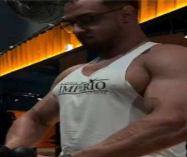 Cabo de aço se rompe durante exercício e aluno é lançado contra espelho de academia. VEJA VÍDEO