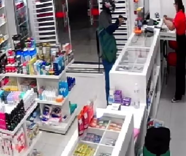 Homem armado assalta duas drogarias em Rio Branco no mesmo dia e continua foragido. VEJA VÍDEO