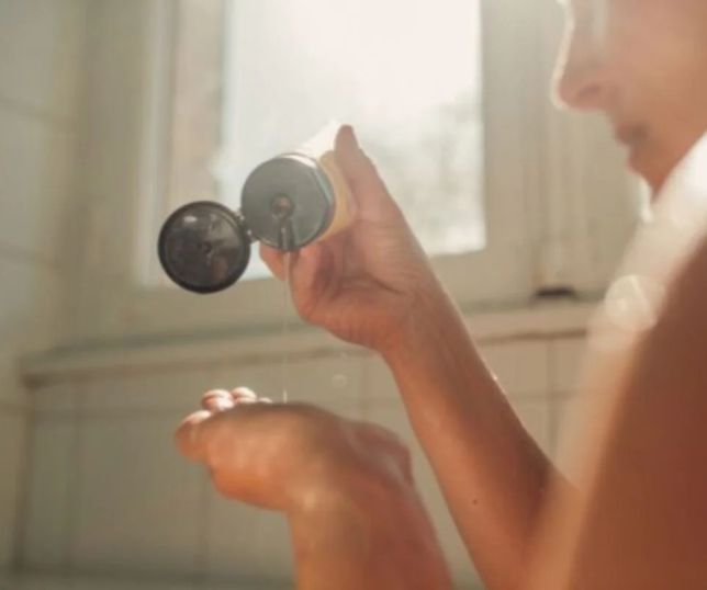 Shampoo antes ou depois do condicionador? Entenda o que muda no cabelo
