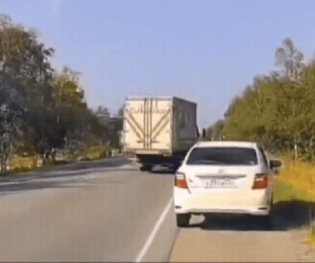 Helicóptero cai no meio de estrada na Rússia após pane seca; vídeo impressiona. VEJA 