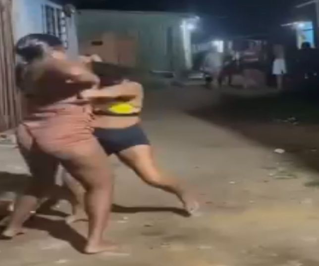 'É POR AMOR AO MORENO DO CORRE': 'Blindadas' Caem na porrada em beco da quebrada e vídeo viraliza. VEJA AS IMAGENS