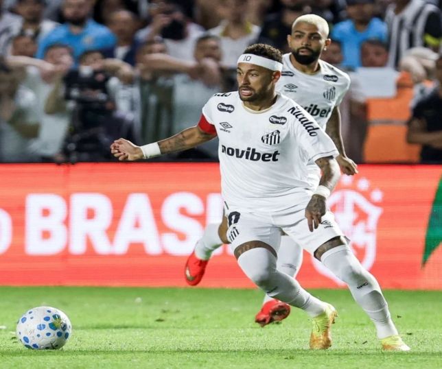 Neymar sente dores na coxa e é substituído no intervalo contra o Palmeiras