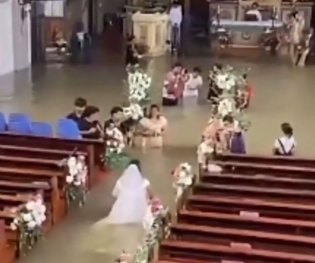 Casal mantém casamento mesmo com igreja tomada pela água nas Filipinas.  VEJA VÍDEO