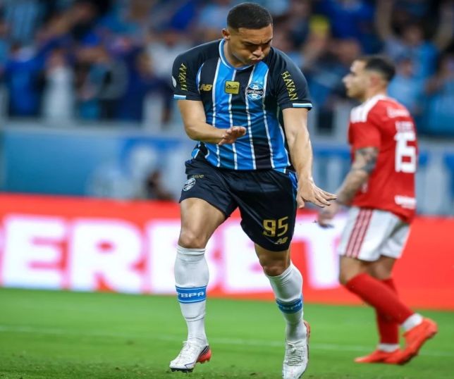 Grêmio vence Gre-Nal, avança na Copa do Brasil e clássico termina em confusão