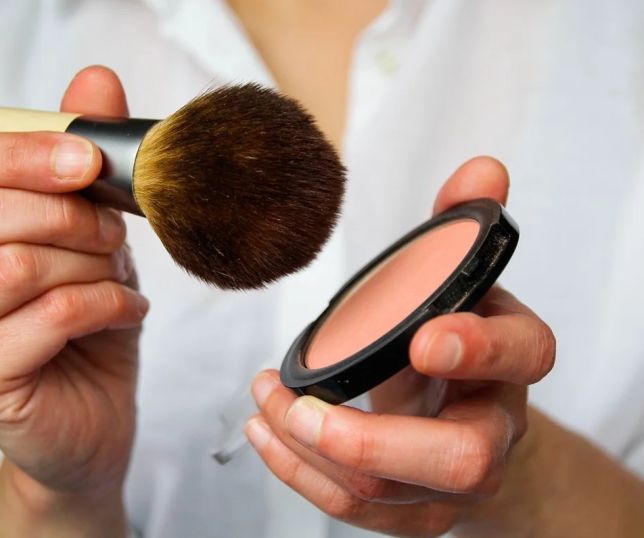 Guardar maquiagem no banheiro pode estragar produtos antes da validade; veja o motivo