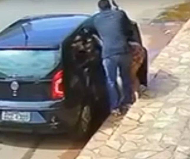 Mulher é agredida e arremessada de carro durante assalto no Distrito Federal. VEJA VIDEO