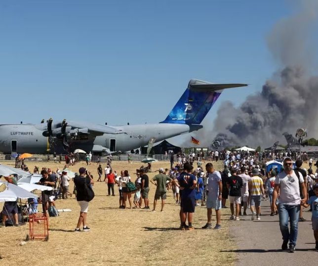TRAGÉDIA AO VIVO! Caça de guerra cai em show aéreo, explode em bola de fogo e mata dois pilotos na Grécia. VEJA VÍDEO