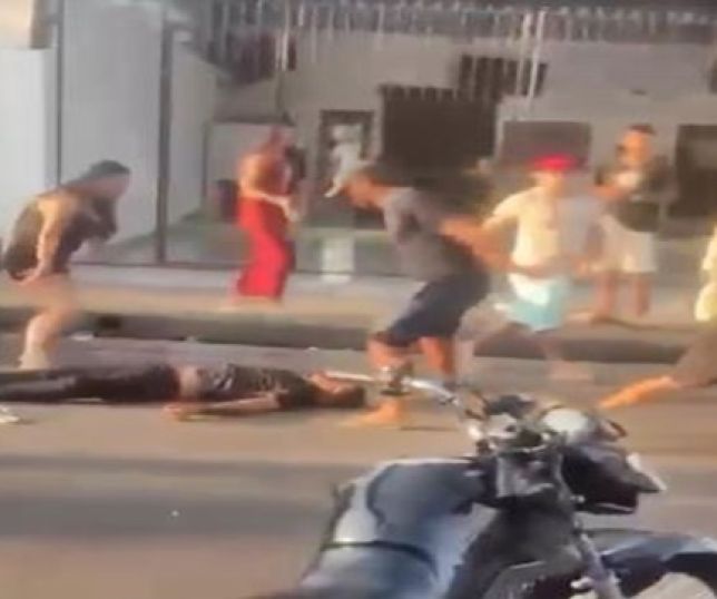 Domingo amanhece com muita pancadaria em frente de adega no bairro Alvorada, Zona Centro-Oeste e Manaus. VEJA VÍDEO