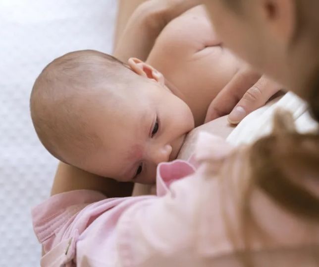 Amamentar é um ato coletivo: apoio e informação fazem diferença para mãe e bebê