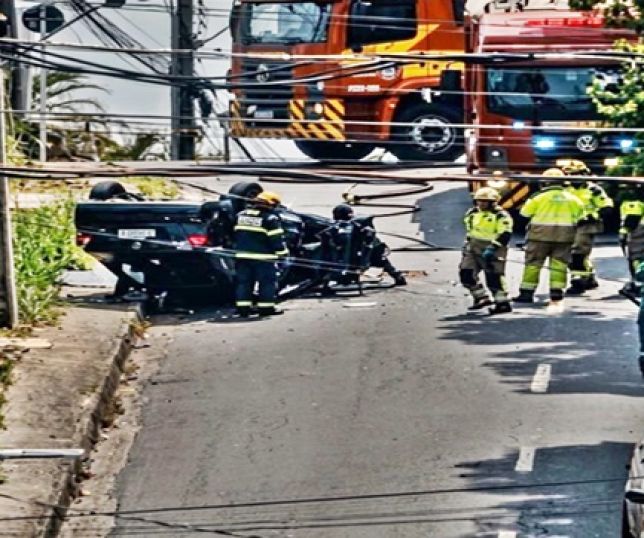 Honda City capota após colisão com picape e motorista fica preso às ferragens na Avenida Nilton Lins, bairro Flores, Zona Centro-Sul de Manaus