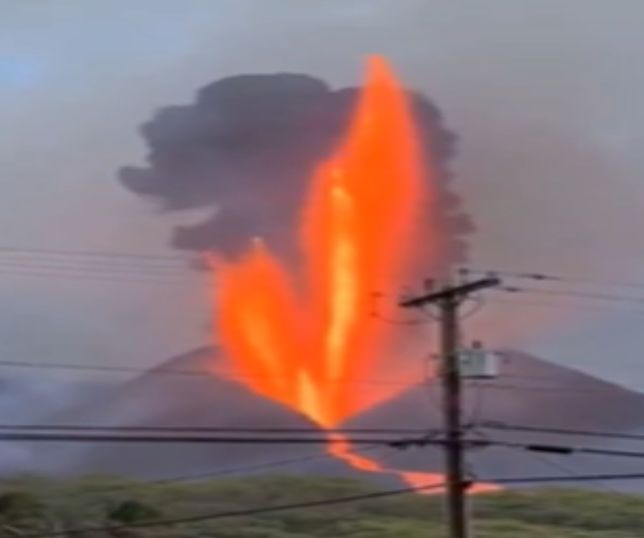 Pescadores são surpreendidos por chuva de pedras durante erupção do Anak Krakatau. VEJA VÍDEO