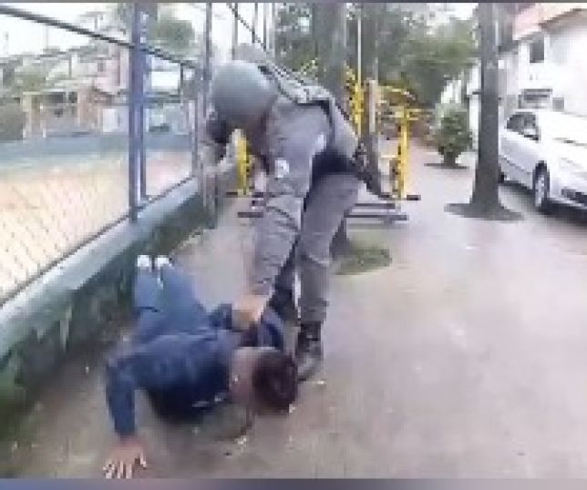 Homem tenta tomar arma de policial durante abordagem e é baleado. VEJA VÍDEO