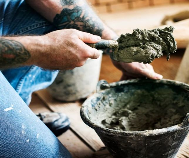 Biochar feito de fezes humanas aumenta resistência do concreto em até 42%, aponta estudo