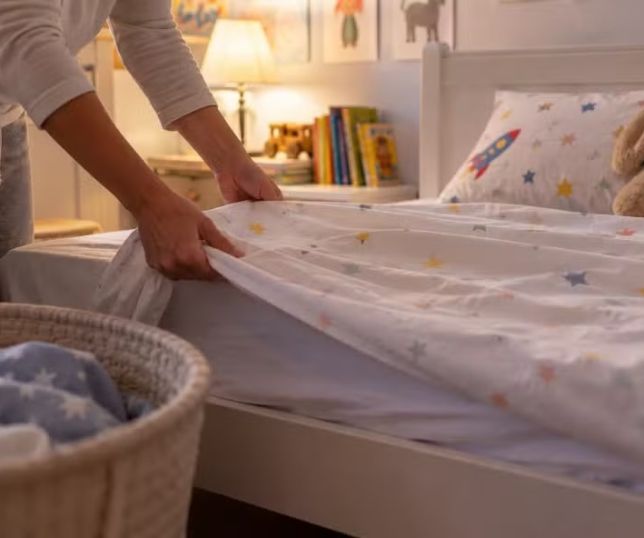 Seu filho ainda faz xixi na cama? Saiba quando se preocupar e o que fazer