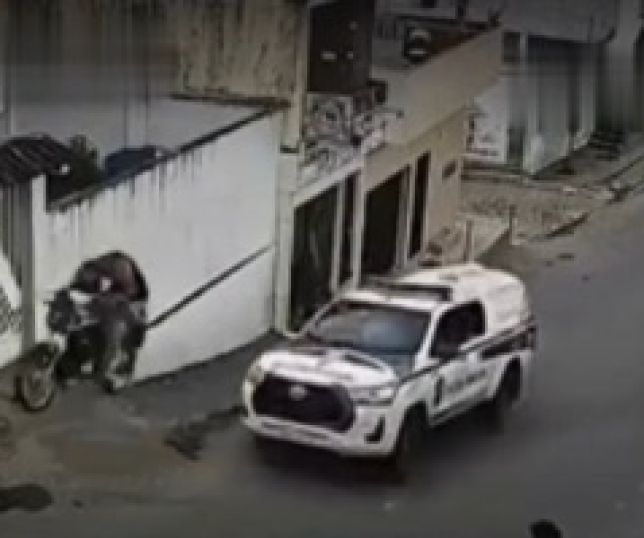 Jovem de 22 anos morre após fugir da PM de moto em Pernambuco. VEJA VÍDEO