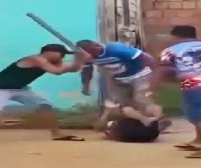 Homem é espancado por populares após tentativa de roubo no bairro São José, em Borba, interior do Amazonas. VEJA VÍDEO