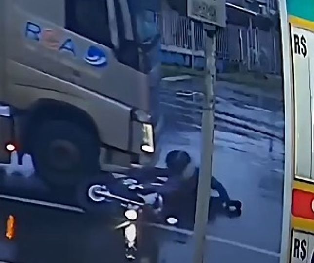 Por pouco! Motociclista é atropelado por caminhão e sobrevive. VEJA VÍDEO