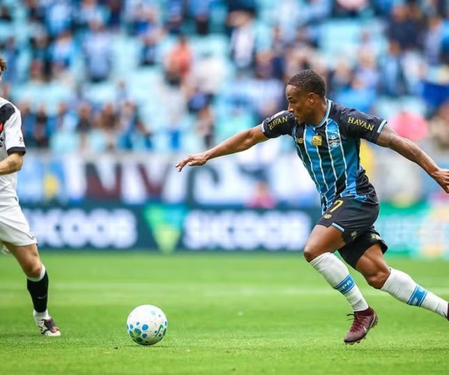 Vasco vence o Grêmio de virada e respira no Brasileirão