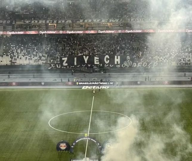 Ziyech é apresentado pelo Botafogo e recebe festa da torcida no Nilton Santos
