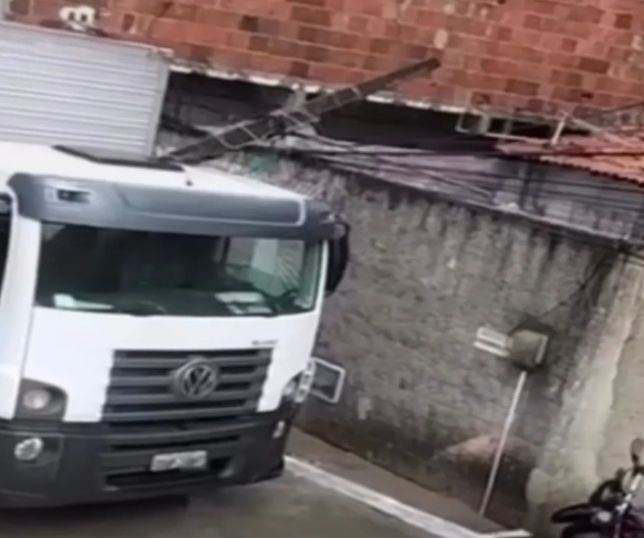 Poste cai sobre caminhão-baú e causa susto em moradores de Fortaleza. VEJA VÍDEO