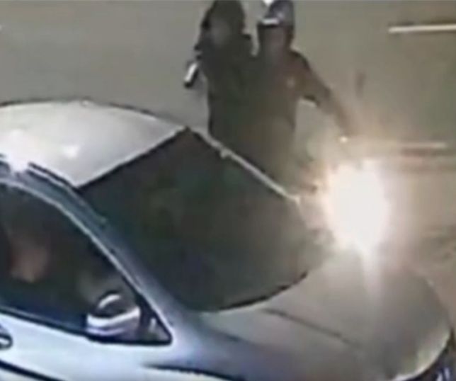 Vídeo mostra momento em que dois homens são executados dentro de carro na Avenida Max Teixeira, Zona Norte de Manaus. VEJA AS IMAGENS