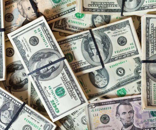 Dólar sobe e Bolsa recua com tensão política e inflação dos EUA no radar