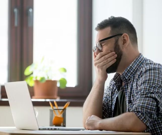 Por que bate aquela moleza depois do almoço? Entenda o que acontece no corpo