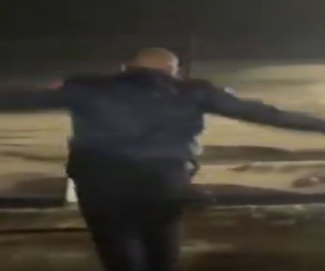 Guarda municipal cai em cratera aberta por rompimento de adutora em Praia Grande. VEJA VÍDEO