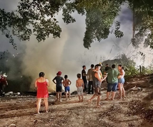 Incêndio atinge área de vegetação e ameaça destruir casas no Conjunto Vila Real, Zona Norte de Manaus. VEJA VÍDEO E REPORTAGEM DO ‘PORTAL DO ZACARIAS’ AO VIVO
