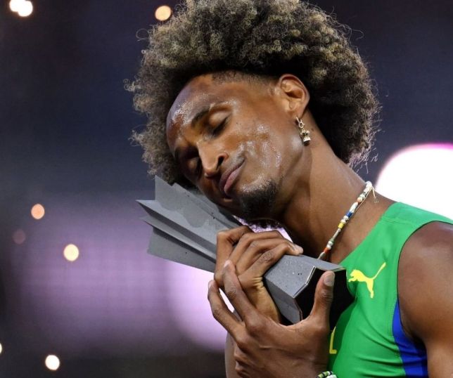 Alison dos Santos vence Ultimate Championship e fecha temporada histórica nos 400 m com barreiras