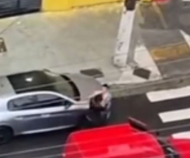 Homem ataca motorista e tenta levar criança dos braços do pai. VEJA VÍDEO
