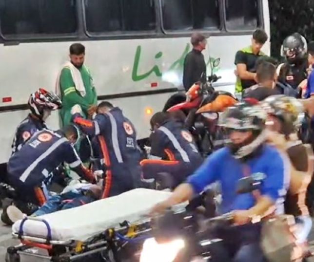 Motociclista e passageiro ficam em estado grave após violenta colisão com micro-ônibus na estrada do Tarumã, Zona Oeste de Manaus. VEJA VÍDEOS