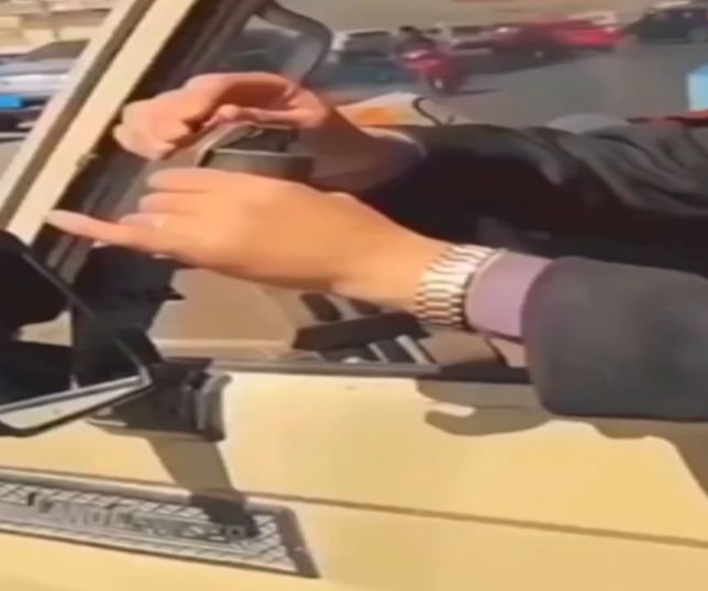 Homem retira pino de granada durante conversa e provoca explosão no Iêmen. VEJA VÍDEO