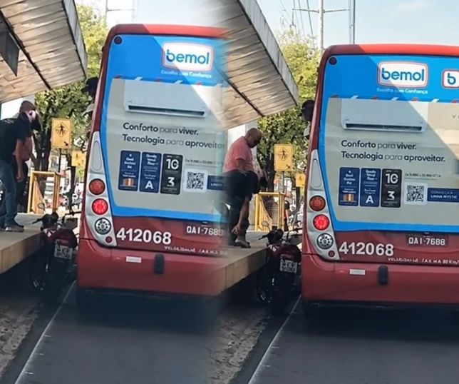 Motociclista fica imprensado entre ônibus e parada durante tentativa de ultrapassagem em Manaus. VEJA VÍDEO
