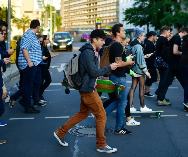 Itália estuda multa para pedestres que atravessarem a rua usando celular