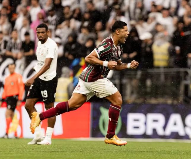 Fluminense vence Corinthians com dois gols de Hulk e afunda rival em nova derrota