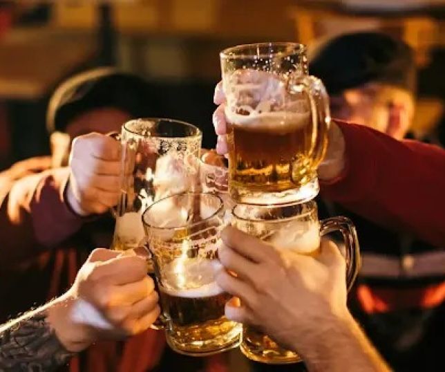 Beber cerveja ajuda a eliminar pedra nos rins? Veja o que dizem os especialistas