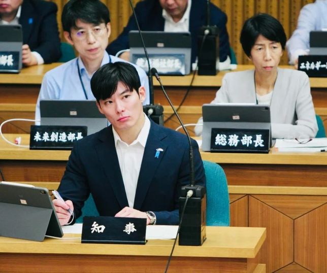 ''Parece um boneco'': Governador mais jovem do Japão chama atenção nas redes pela aparência