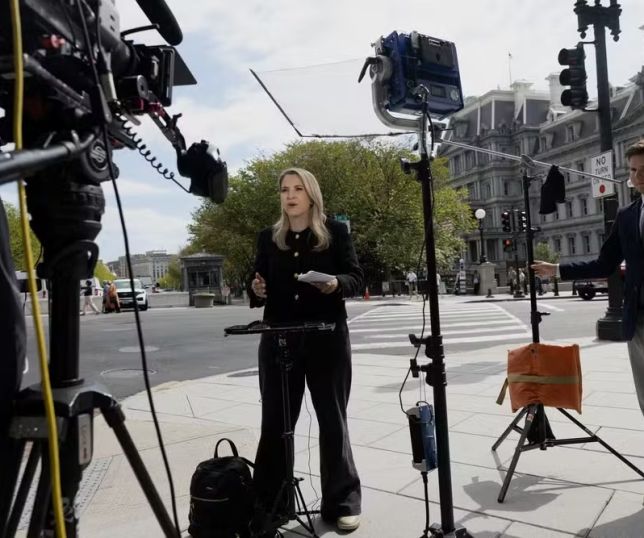 Principais TVs dos EUA suspendem cobertura conjunta da Casa Branca após Trump barrar jornalistas